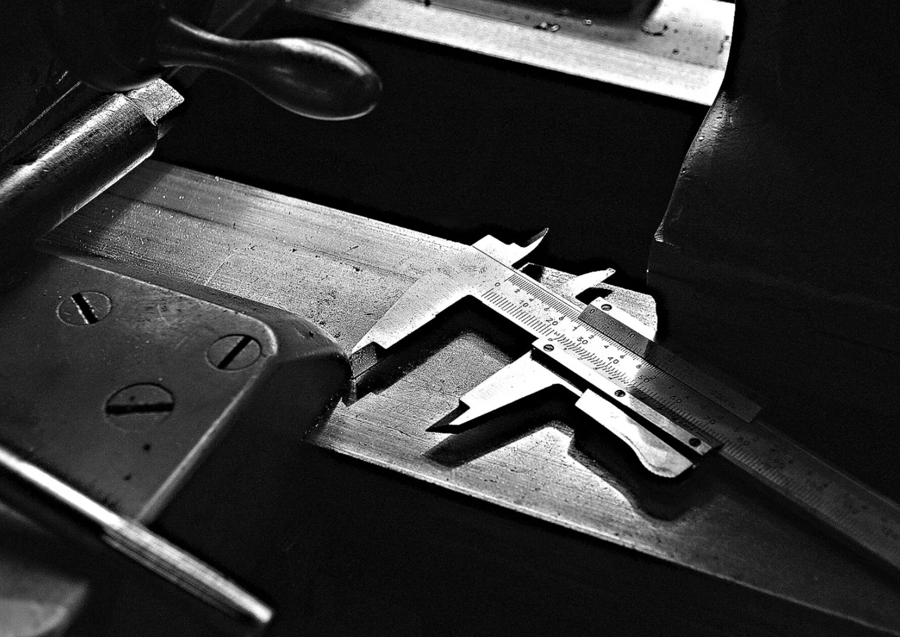 A vernier caliper closed on a workpiece, measured to the tenth